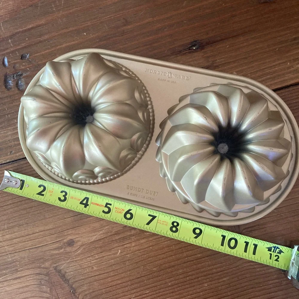 Williams Sonoma Gold Bundt Pan